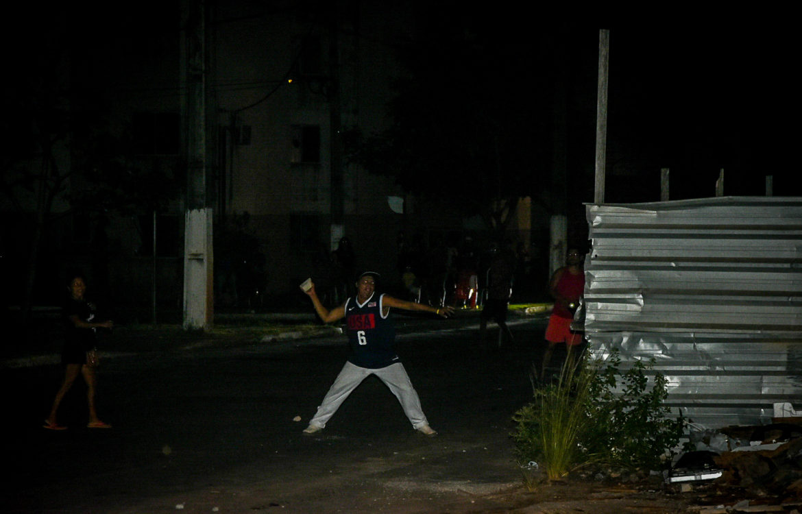 Morador de Macapá atira pedra durante protesto contra a falta de energia na noite de sexta-feira: dias de tumulto em todo o Amapá ((Foto: Rudja Santos/Amazônia Real)