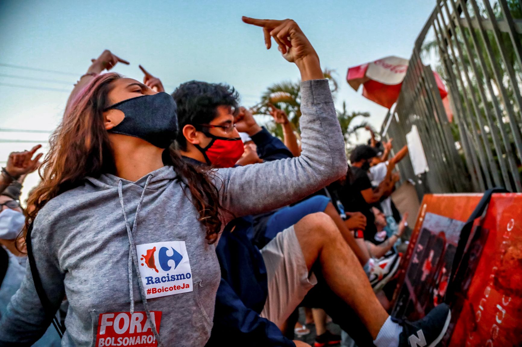 Manifestação na porta do Carrefour em Porto Alegre: protesto contra racismo e palavras de ordem por boicote ao supermercado (Foto: Silvio Ávila/AFP)