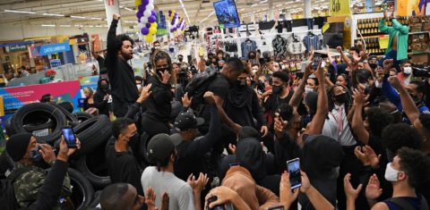Manifestação em filial do Carrefour no Rio: protesto contra espancamento até a morte de cliente negro em unidade de Porto Alegre (Foto: Carl de Souza/AFP)