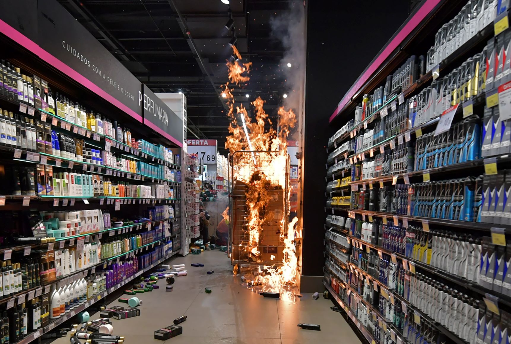 Produtos incendiados em loja do Carrefour em São Paulo: manifestantes também quebraram vidros e depredaram carros em protesto contra assassinato de soldador por seguranças no Sul (Nelson Almeida/AFP)