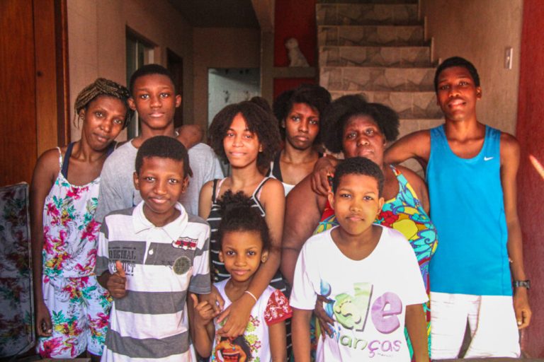 Vania Moraes da Silva com outros filhos e outros parentes: quase três anos depois, o assassinato de Jeremias ainda não virou processo na Justiça (Foto: Matheus Affonso/Maré de Notícias)