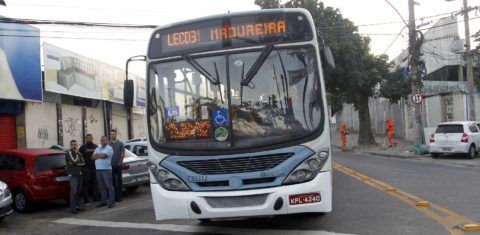 Ônibus circula no Rio durante a pandemia: levantamento com base em dados de GPS mostra que menos de 40% estava em circulação (Foto: Paulo Sergio/Prefeitura do Rio)