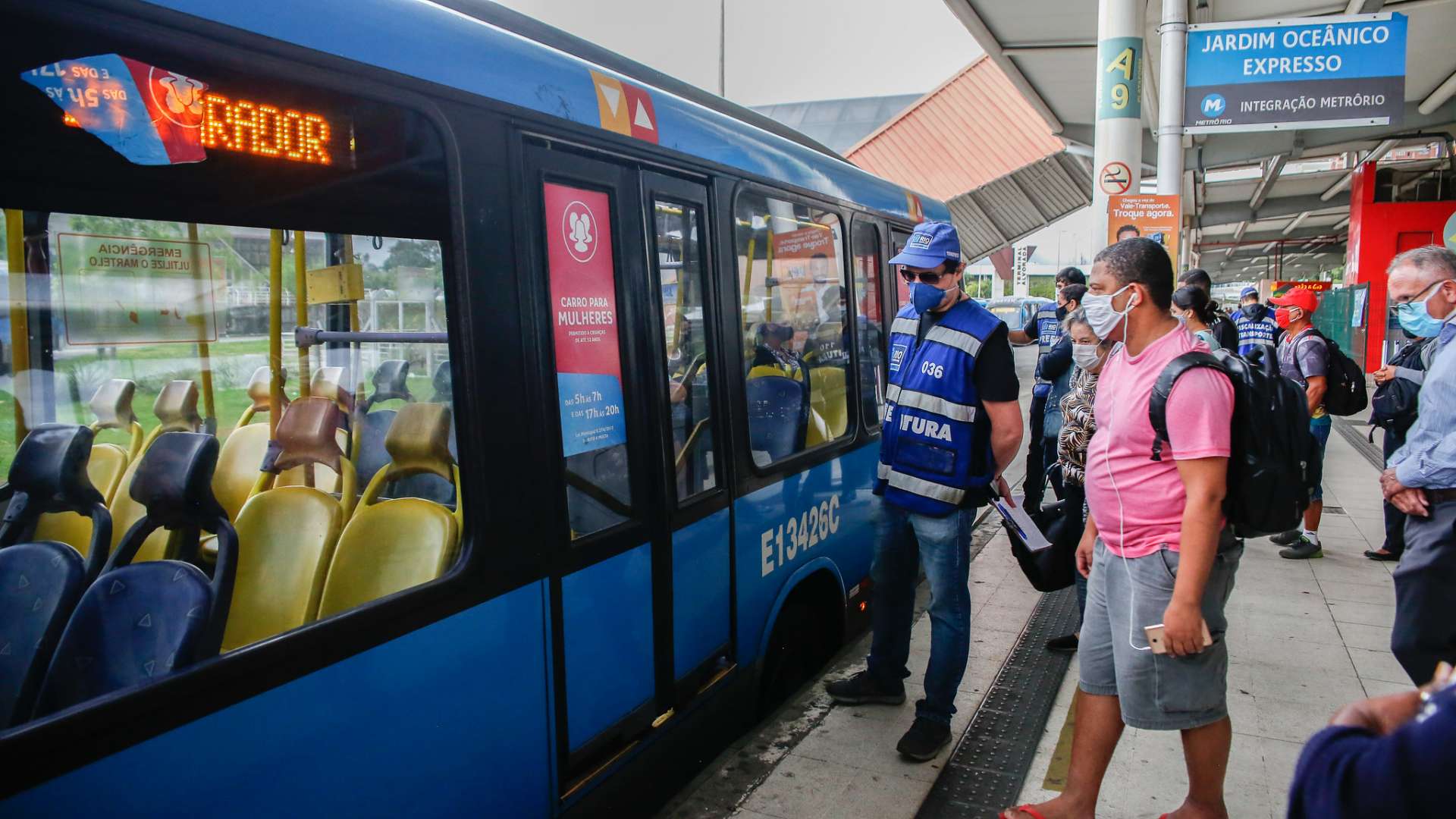 Fiscais da Prefeitura do Rio acompanham embarque em terminal do BRT: relatório aponta que sistema BRT tem apenas dois ônibus circulando para cada cinco que deveriam estar atendendo a população (Foto: Rhavinne Vaz/Prefeitura do Rio)