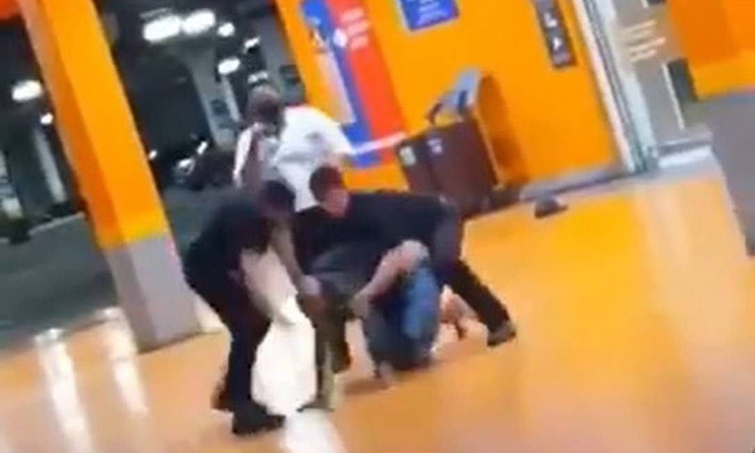 Vídeo flagra espancamento até a morte de cliente negro em supermercado de Porto Alegre: homicídios contra negros sobem no país (Foto: Reprodução)