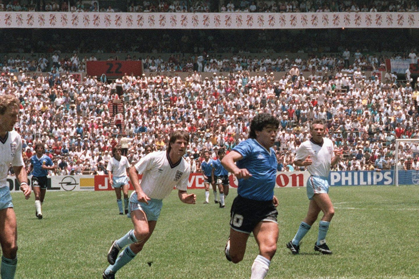 Maradona deixa ingleses para trás para fazer seu segundo gol (o primeiro foi com a mão) contra a Inglaterra na Copa de 1986: craque idolatrado pelos argentino (Foto/AFP)