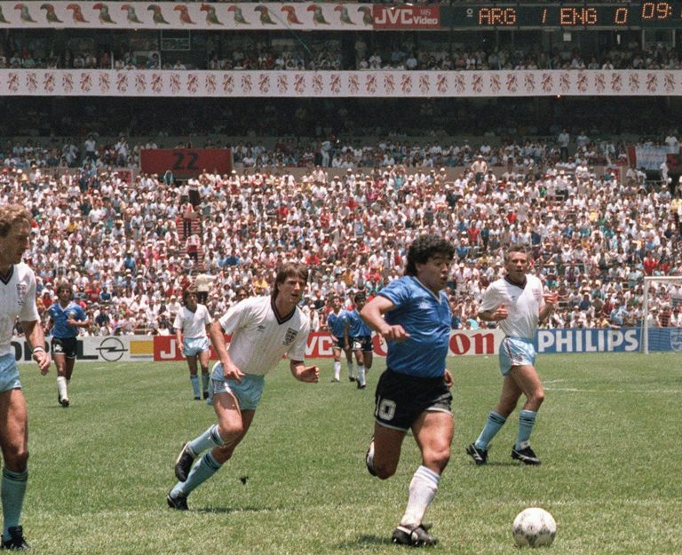 Maradona deixa ingleses para trás para fazer seu segundo gol (o primeiro foi com a mão) contra a Inglaterra na Copa de 1986: craque idolatrado pelos argentino (Foto/AFP)