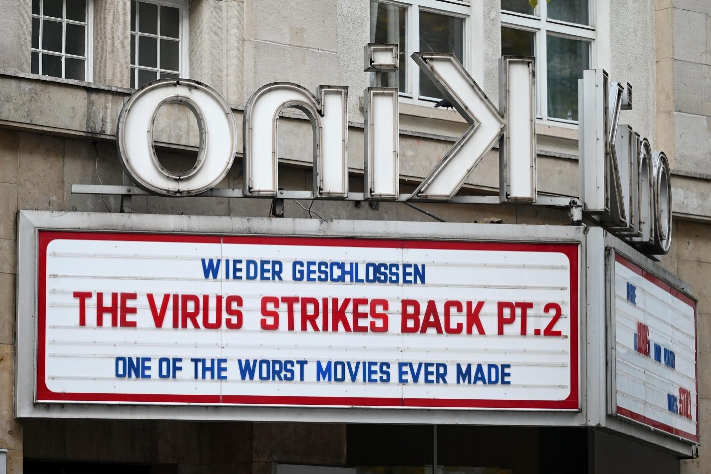 Cinema no centro de Stuttgart, na Alemanha, publica o cartaz do "filme": "O vírus ataca outra vez - Parte 2". Foto Marijan Murat/DPA. Novembro de 2020