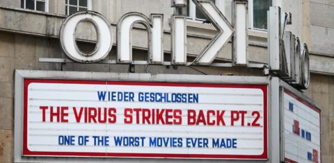 Cinema no centro de Stuttgart, na Alemanha, publica o cartaz do "filme": "O vírus ataca outra vez - Parte 2". Foto Marijan Murat/DPA. Novembro de 2020