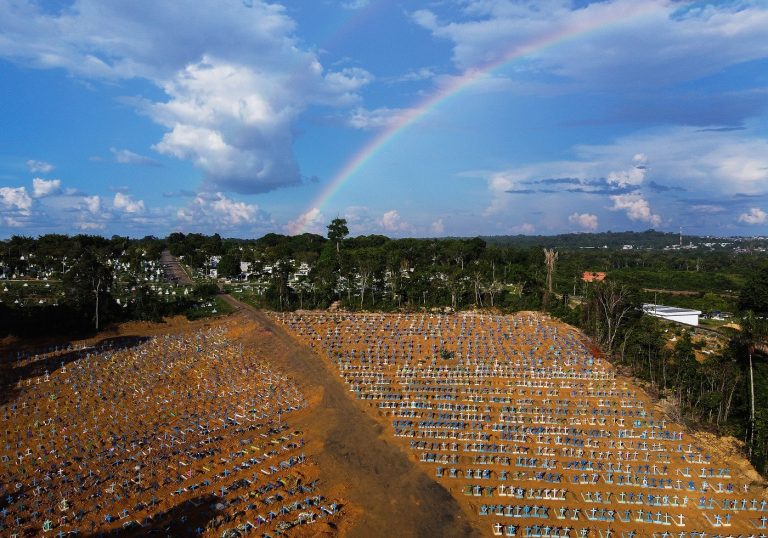 Vista aérea do cemitério reservado às vítimas da pandemia com um arco-íris no céu no cemitério Nossa Senhora Aparecida, em Manaus,. O Brasil segue sendo um dos países mais atingidos pela doença. Foto Michael Dantas/AFP