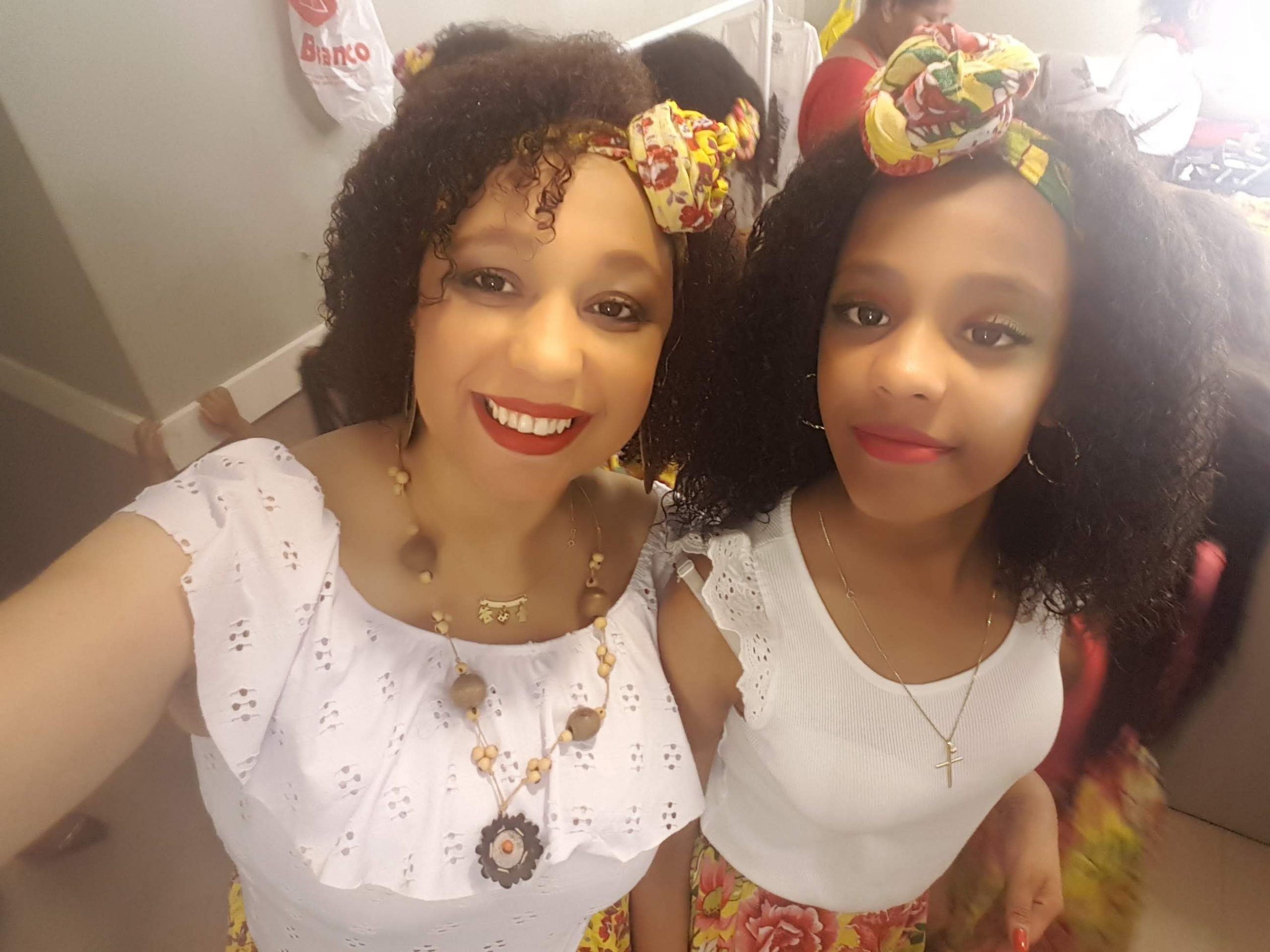 Maria Clara, com a mãe, Inaí: descoberta da identidade, superação da timidez e paixão pelo Maculelê (Foto: Arquivo Pessoal)