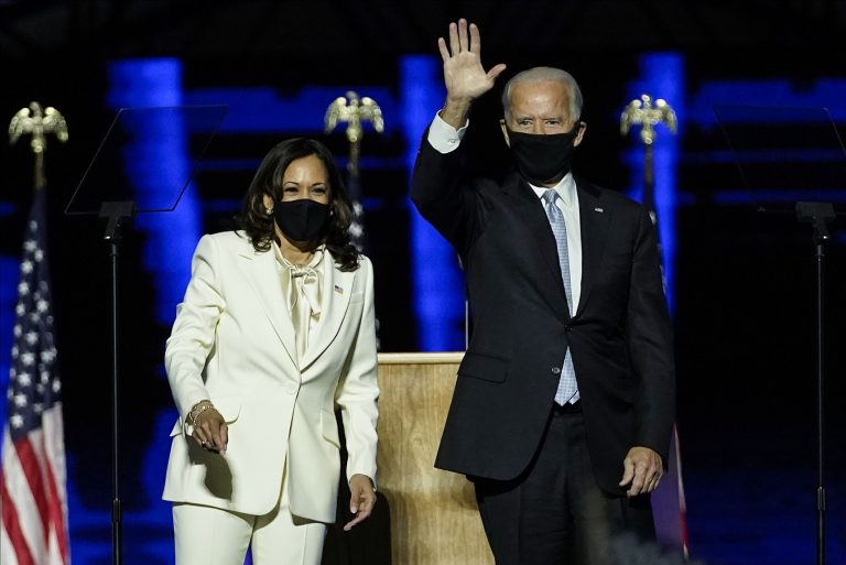 O presidente eleito dos EUA, Joe Biden, e a vice-presidente eleita Kamala Harris, acenam para os eleitores após o anúncio da vitória. O combate ao coronavírus será um dos maiores desafios do novo governo. Foto Andrew Harnik/Pool/AFP
