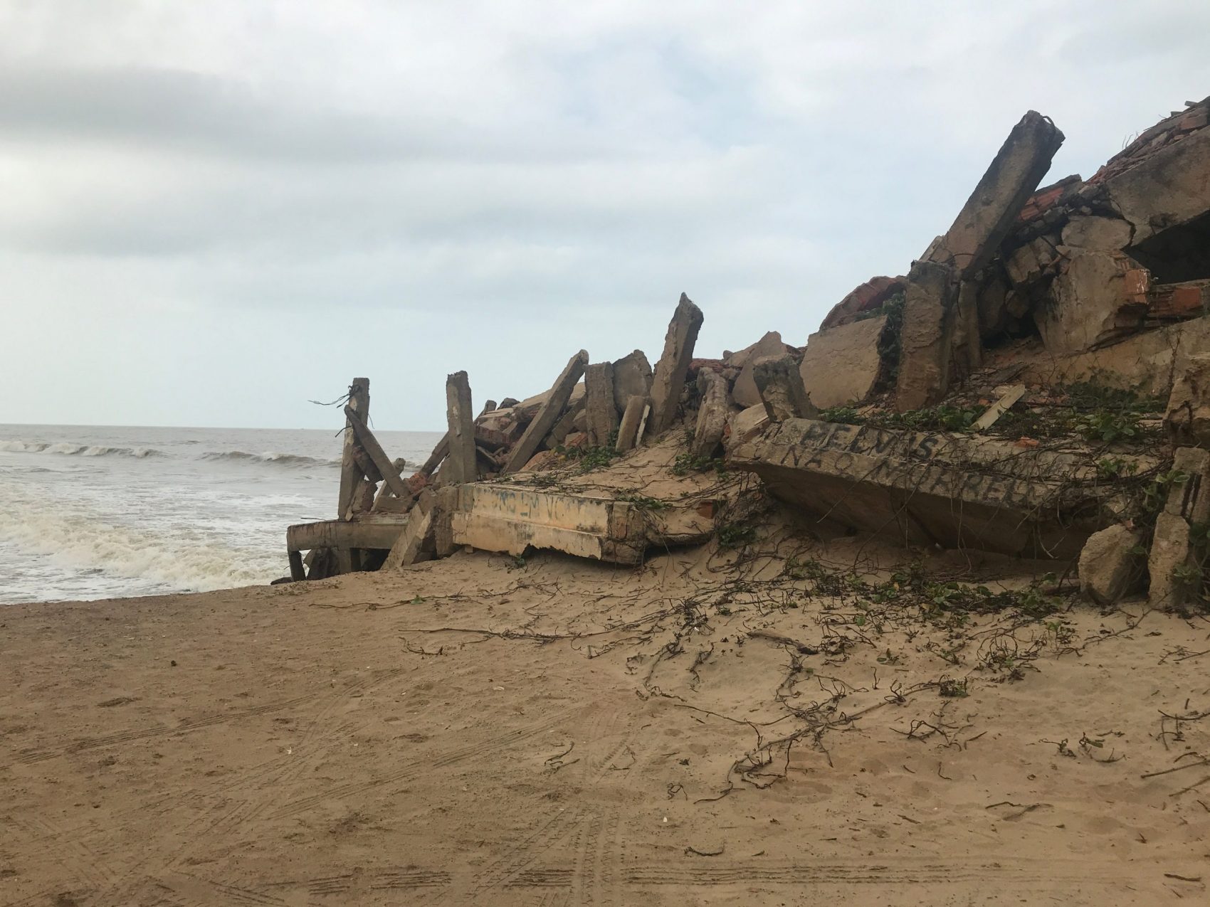 Restos de casas destruídas pelo mar em Atafona: combinação de erosão costeira e mudanças climáticas (Foto de Oscar Valporto)