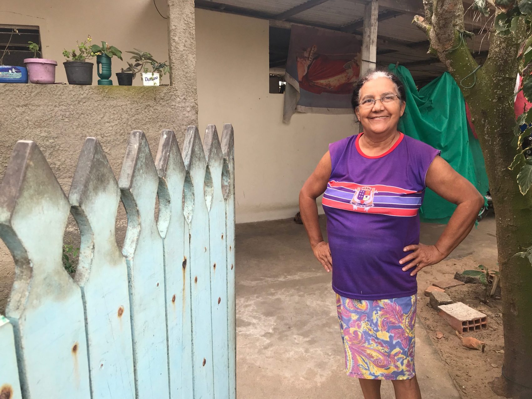 O mar já visitou a casa de Mary Lúcia onde os móveis estão sobre caixas plásticas: "Nesses dias, ninguém dorme, fica todo mundo andando pela rua. O mar é engraçado, tem hora que ele tá lá longe, daqui a pouco ele tá jogando aqui pertinho" (Foto: Carolina Gomes)