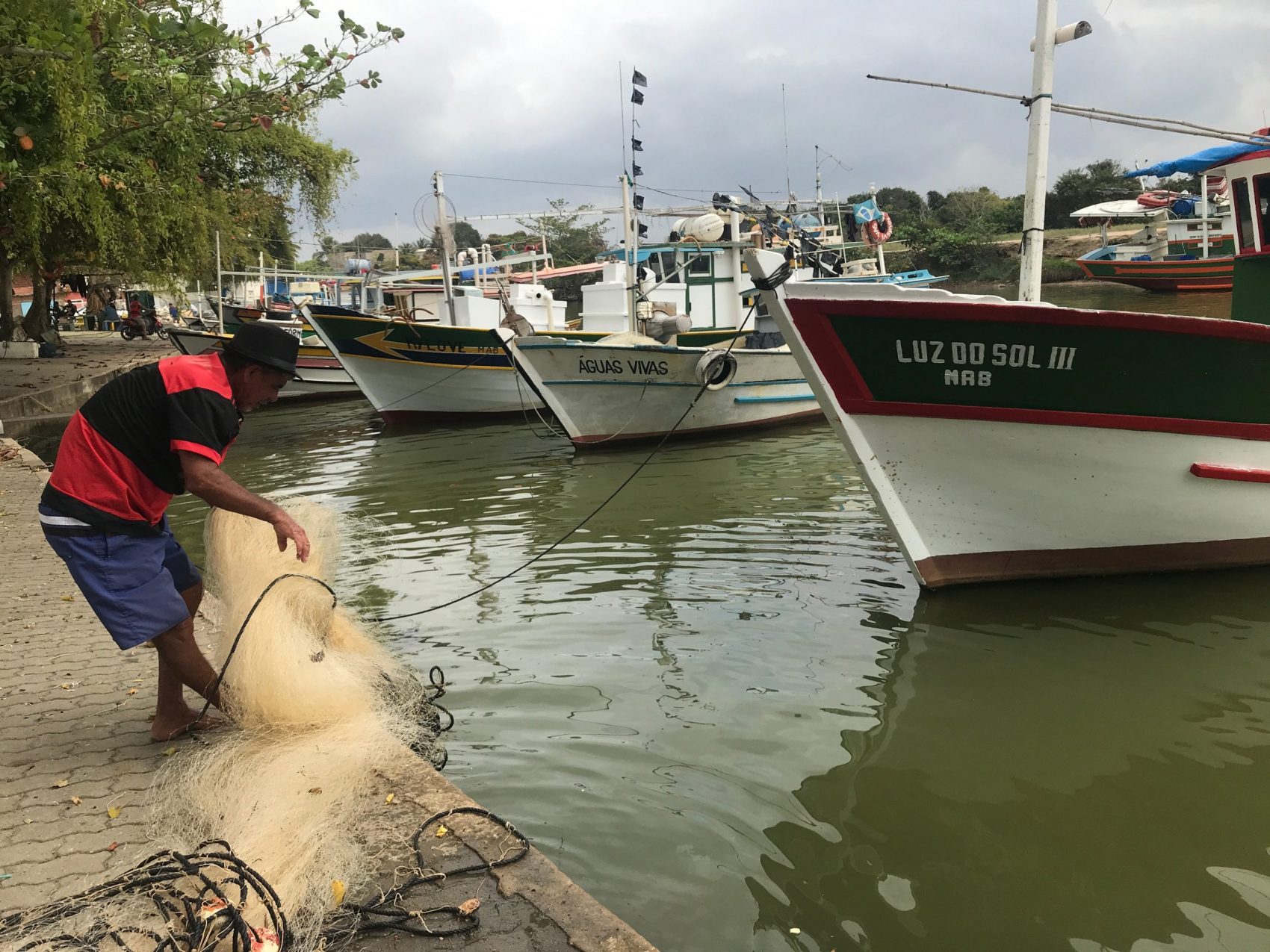 O pescador Nilson Ferreira e o drama de quem está sofrendo com a mudança climática: fechamento da foz do Rio Paraíba do Sul dificulta ainda mais a vida de quem vive da pesca (Foto: Carolina Gomes)