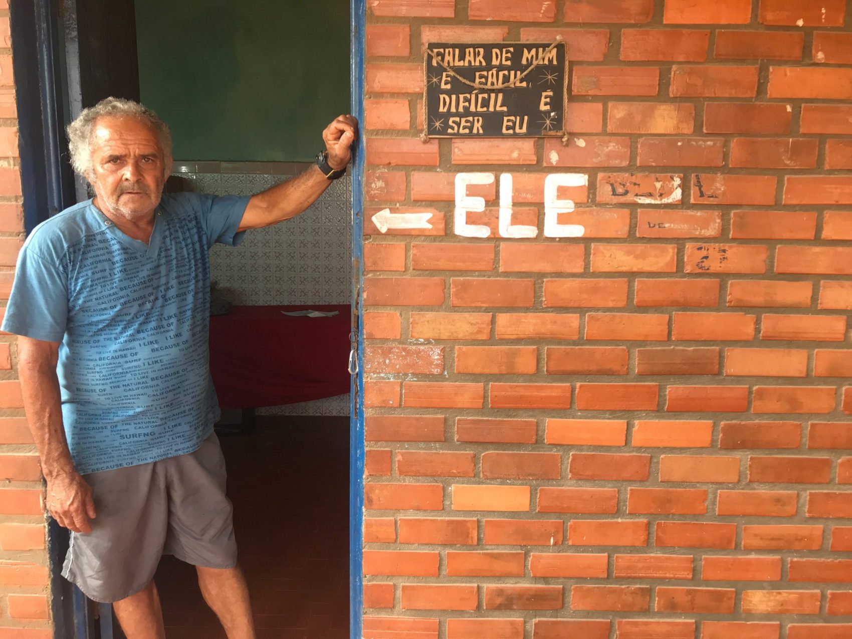 Ronaldo Cravo, em entrevista pouco antes de sua morte: duas casas e o bar perdidos para o mar em Atafona (Foto: Carolina Gomes)