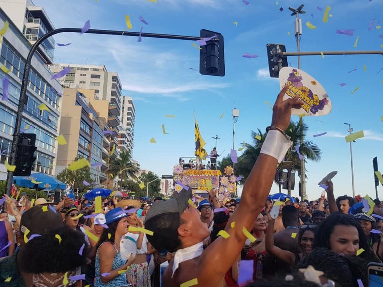 Desfile em amarelo e lilás do Simpatia é Quase Amor em 2019: bloco promete resistir à determinação de mudança do horário tradicional (Foto: Oscar Valporto)