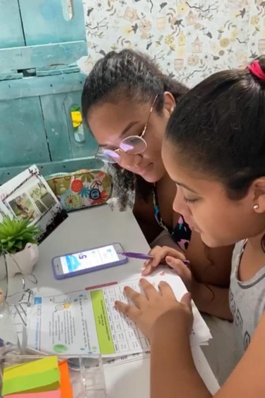 Yasmim com a mãe, Maria Luiza: acompanhamento das aulas pelo celular e por apostilas impressas (Foto: Arquivo Pessoal)