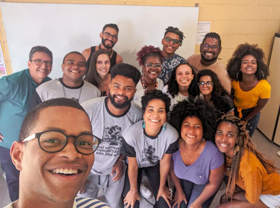 Professores do pré-vestibular comunitário Nós por Nós: dificuldade de manter aulas pela internet (Foto: Arquivo Pessoal)