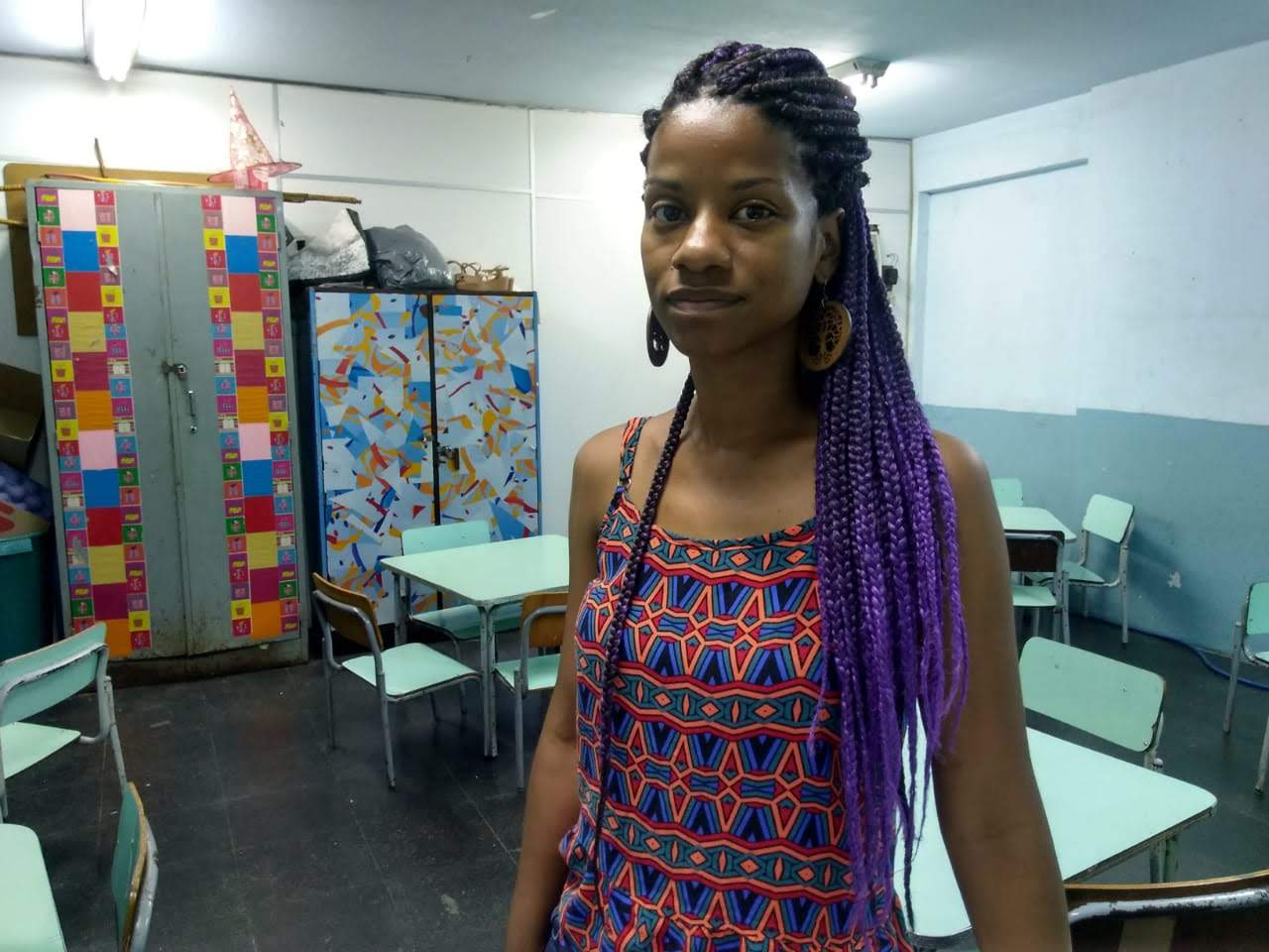 A professora Ísis na escola antes da suspensão das aulas : preocupação com seus alunos e com os estudos do filho de 11 anos (Foto: Dóris Duque)