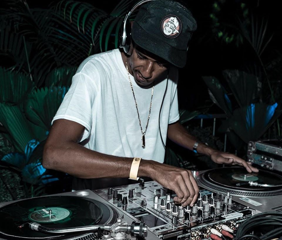 O DJ Alisson Knines em festa antes da covid-19: importância da parceria com outros artistas (Foto: Divulgação)
