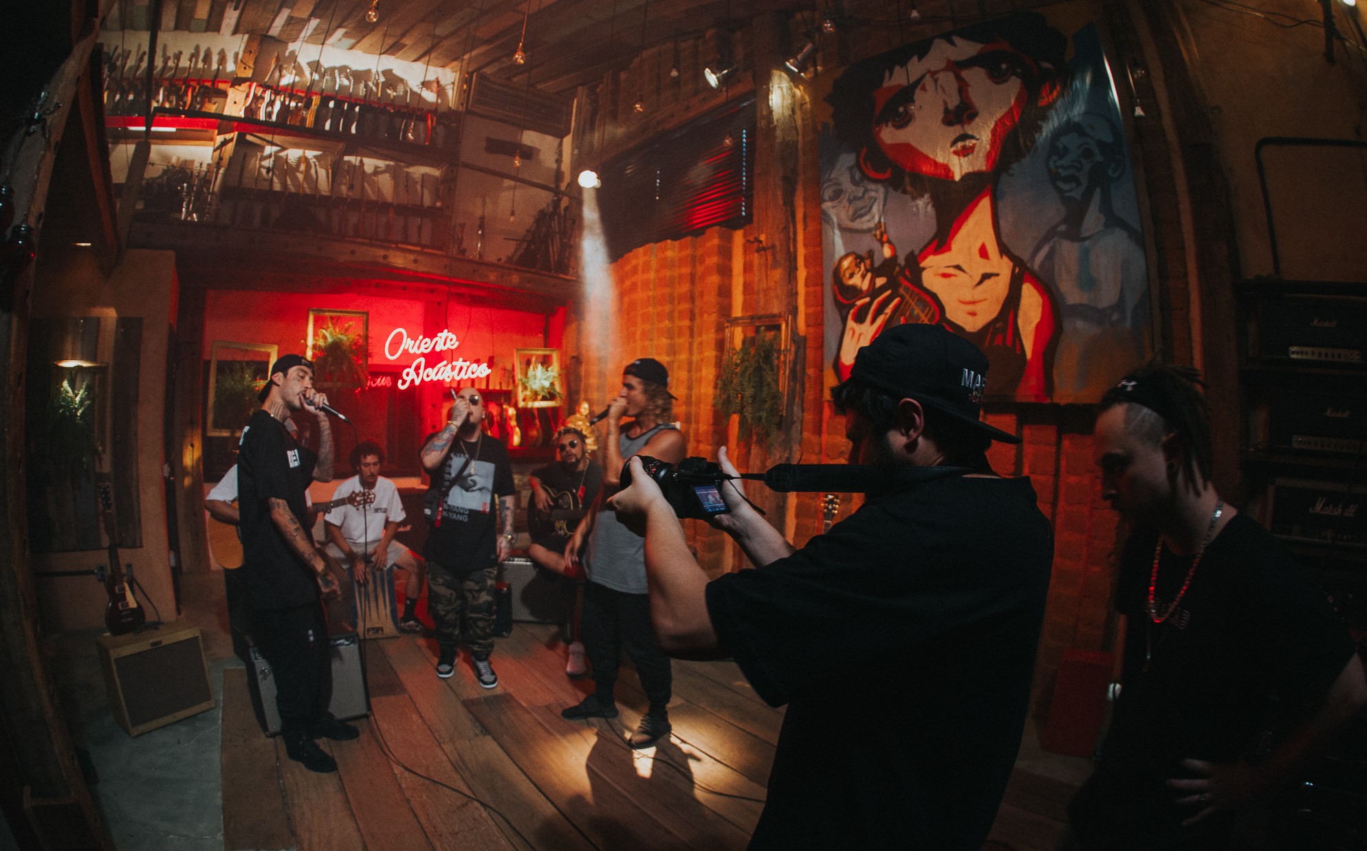 O diretor de audiovisuais Guilherme Behrem, em gravação antes da quarentena, agora busca alternativas: "Sem aglomeração não tem filmagem" (Foto: Divulgação)
