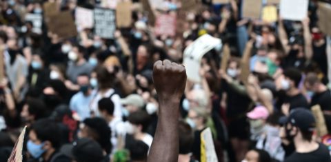 Manifestação em Nova York contra a morte de George Floyd, negro assassinado por policiais brancos em Minneapolis (EUA): protestos contra racismo lá e aqui no Brasil (Johannes EISELE / AFP)