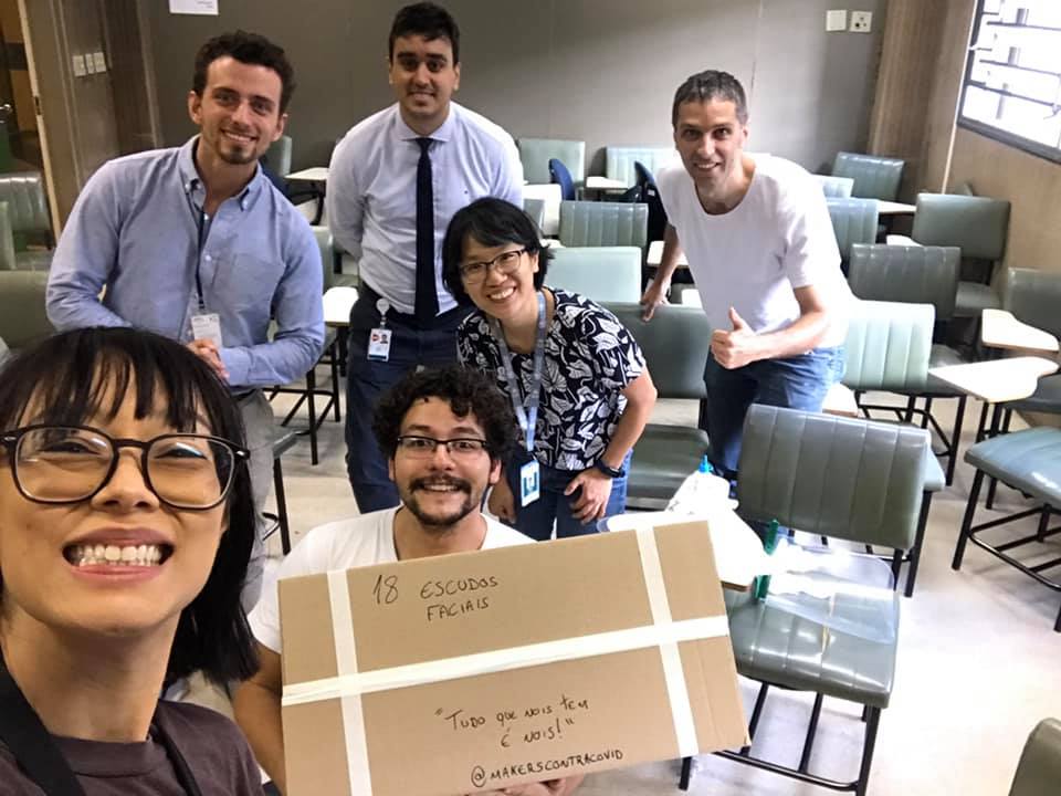 Rita Wu e seus colegas makers na entrega de EPIs para o Hospital das Clínicas da USP: engajamento na campanha de combate à pandemia (Foto: Reprodução)