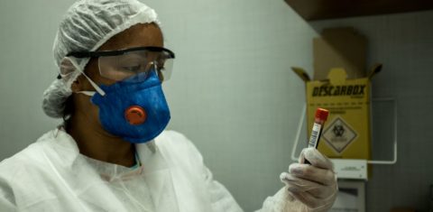 Enfermeira em ação de testagem para o coronavírus no Rio de Janeiro: estudo do Observatória da Enfermagem aponta que, dos 220 profissionais do setor mortos por covid-19 no Brasil, 66% são mulheres (Foto: Florian Plaucheur/AFP)