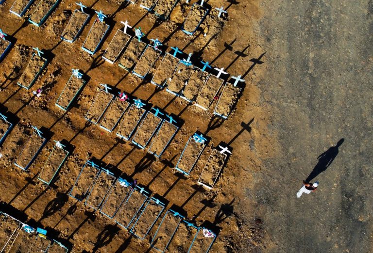 Cemitério lotado de vítimas da covid-19 em Manaus: Brasil passa dos 70 mil mortes e mantém média diária acima de mil óbitos desde o início de junho (Foto: Michael Dantas/AFP)