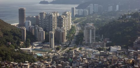 As casas da Rocinha e os prédios de São Conrado. Favela da Zona Sul segue sendo a mais populosa do país. Foto: Luís Souza/AFP