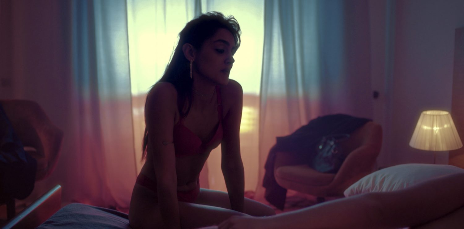 Nascida em Cuiabá, a atriz Mariana Badan vive uma prostituta brasileira em Luz Vermelha: série inspirada em protesto de portuguesas (Foto: Divulgação/RTP)