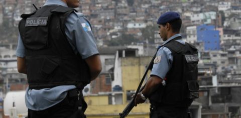 Policiais militares em favela carioca: STF mantém suspensão de operações e pode ampliar restrições (Foto: Tânia Rego/Agência Frazão)