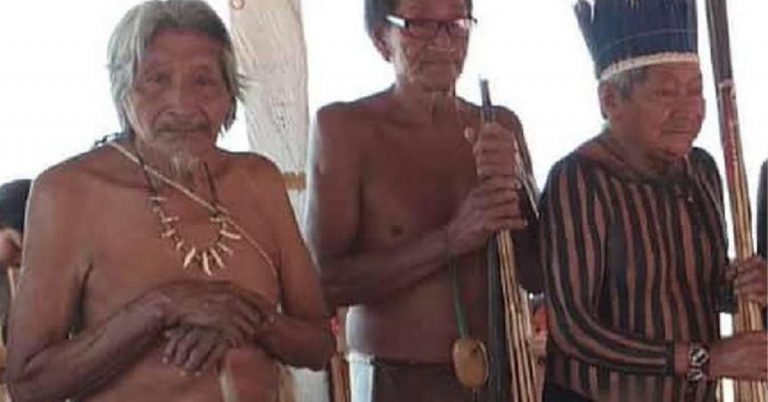 Os irmãos Warini, Api e Arikasu, do povo Suruí Aikewara: mortes por covid-19 de indígenas que foram obrigados a colaborar com o Exército na caçada aos guerrilheiros do Araguaia na década de 1970 (Foto: Rede de Apoio Mútuo Indígena do Sudeste do Pará)