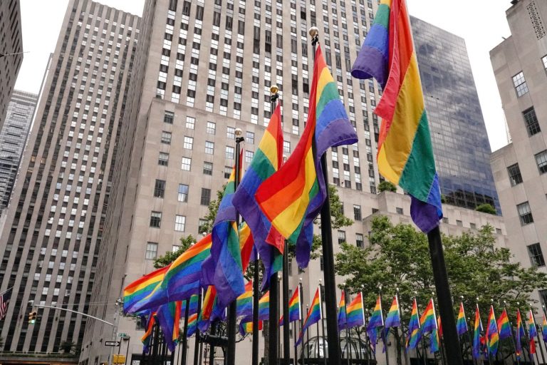 Centro de Nova York com bandeiras do arco-íris no Dia Internacional do Orgulho LGTB: poder de consumo do público LGBT+ no mundo passa de US$ 3,5 trilhões (foto: John Nacion/NurPhoto/AFP)