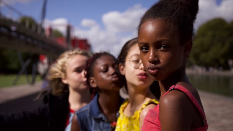 As meninas protagonistas de Cuties, filme da Netflix sob ataque conservador: debate necessário sob sexualidade ofuscado por histeria contra o longa (Foto: Divulgação)