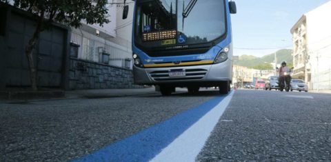 Ônibus em corredor exclusivo na Zona Norte: proposta do ITDP triplicaria o número de quilômetros de corredores para coletivos na cidade (Foto: Prefeitura do Rio/Divulgação)