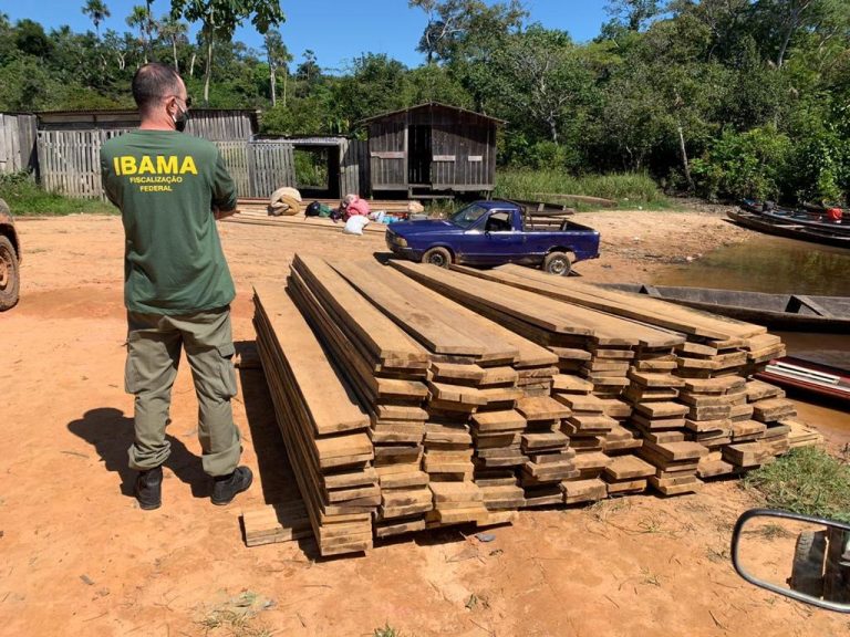 Fiscal do Ibama em operação com militares no Acre em maio: campanha Floresta sem Cortes exige preservação do orçamento de órgãos ambientais (Foto: Agência Brasil)