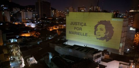 Cobrança de justiça por Marielle Franco exibida em prédio do Rio em agosto: ações virtuais nos 1000 dias do assassinato da vereadora e do motorista Ânderson (Foto: Mauro Pimentel/AFP)