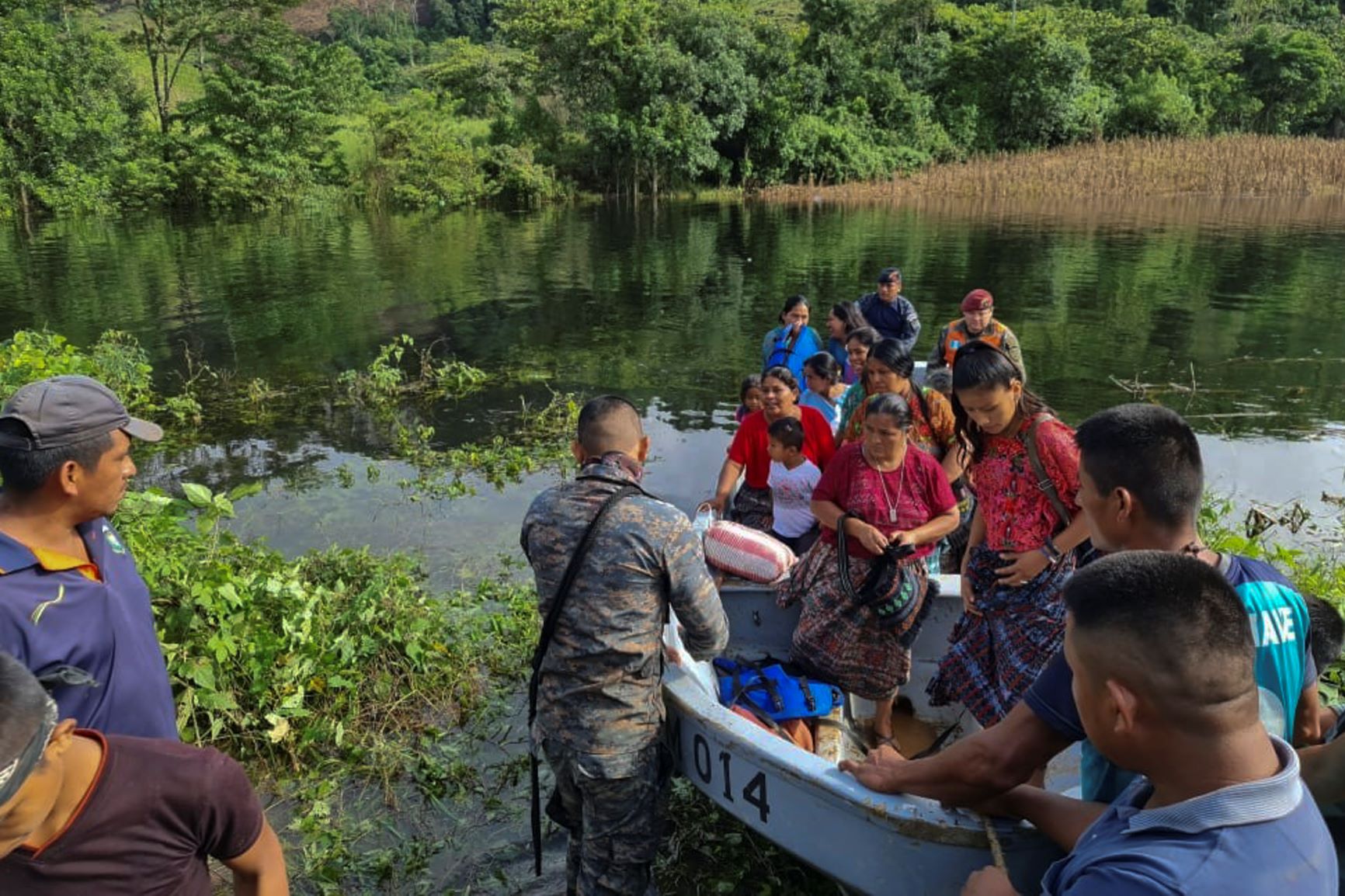Exército guatemalteco resgata indígenas no sul do país: mais de 100 ainda desaparecidos em aldeia soterrada por deslizamento de terra (Foto: Exército da Guatemala/AFP)
