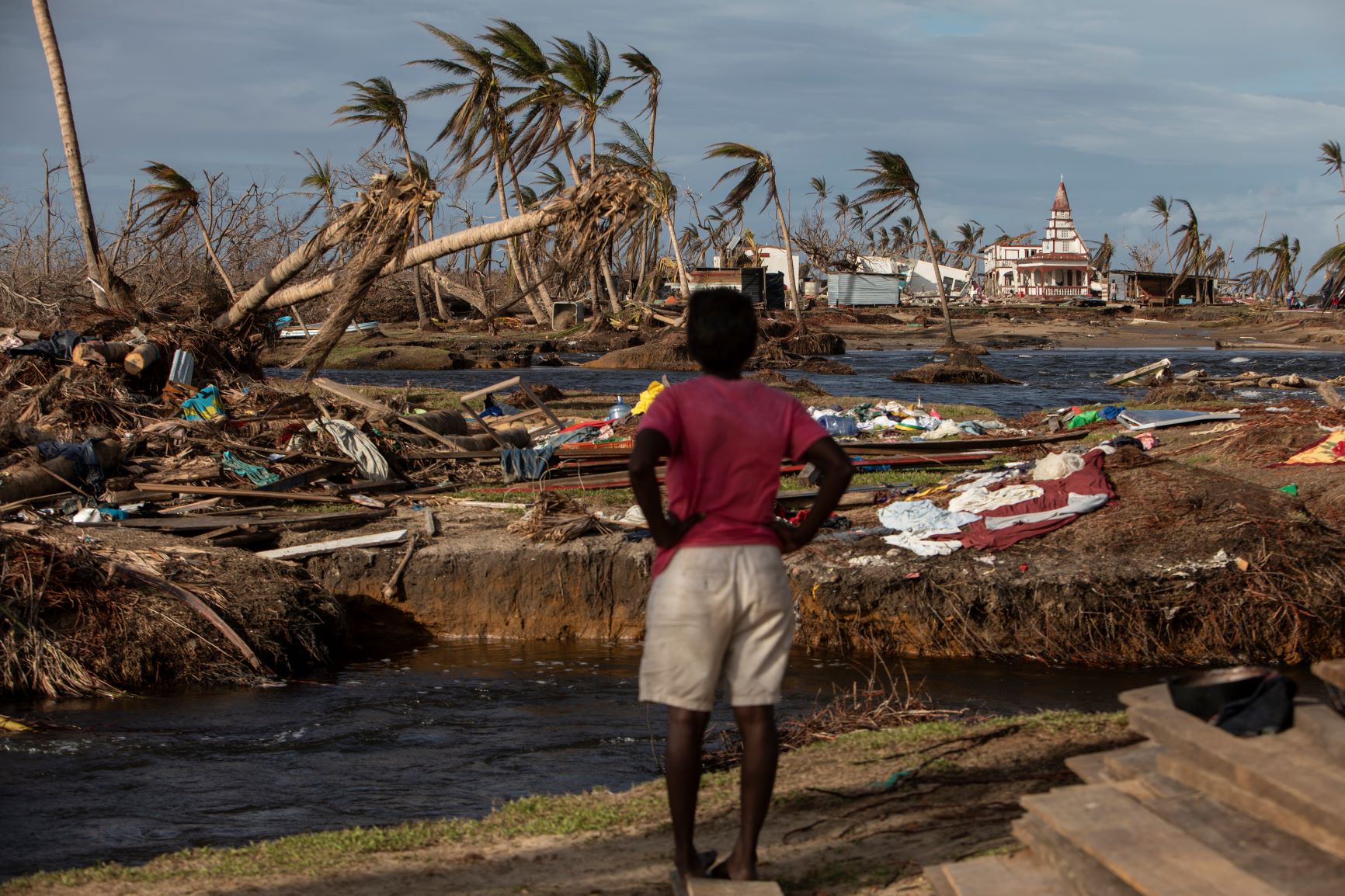 Nicaraguense observa cenário de destruição na região Norte do Caribe: cientistas apontam que mudanças climáticas tornam furacões mais fortes e intensos (Foto: Inti Ocon/AFP)
