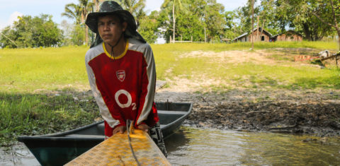 Aluno do ensino médio, Raul ajuda professores da escola no acesso ao locais mais remotos de Santa Luzia, comunidade onde mora no Amazonas (Foto: Bruno Tadeu)