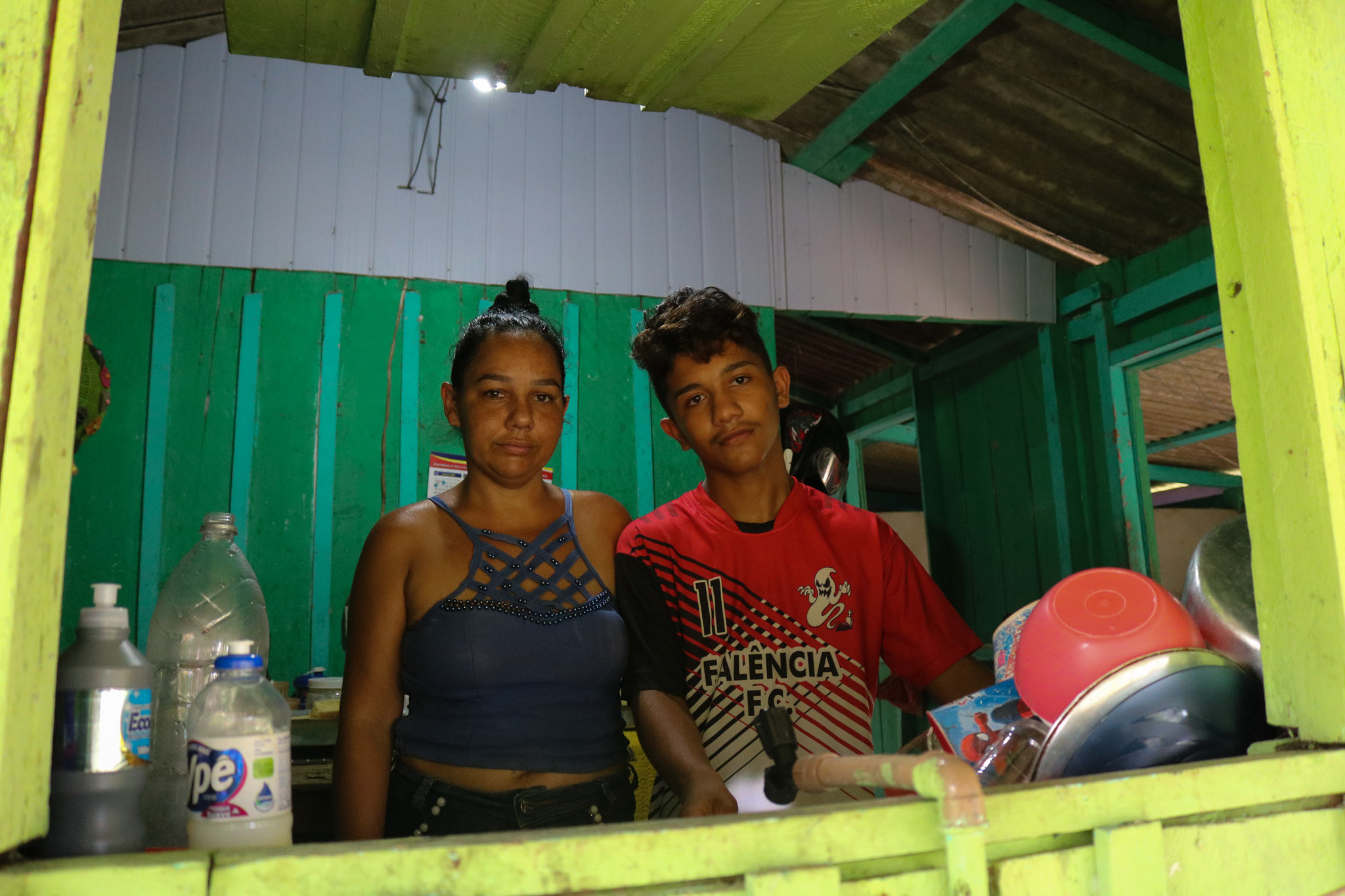 O estudante Renan ao lado da mãe Risonaira: durante a pandemia, acesso à internet só por wi-fi rural emprestado (Foto: Bruno Tadeu)