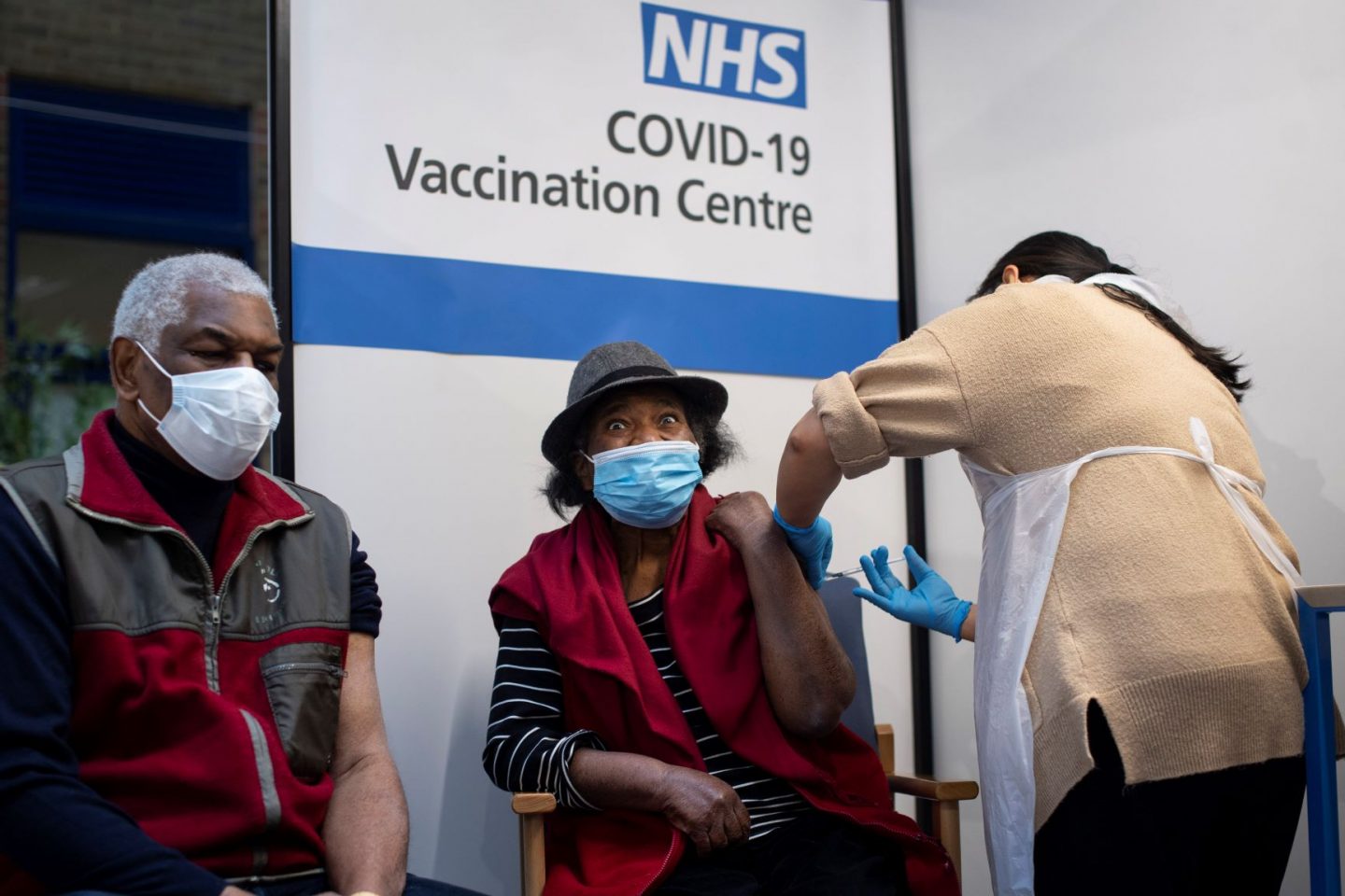Casal britânico de idosos vacinado em Londres: imunologista alerta que efeitos colaterais são normais, previstos e até intencionais (Foto: Victoria Jones/AFP)