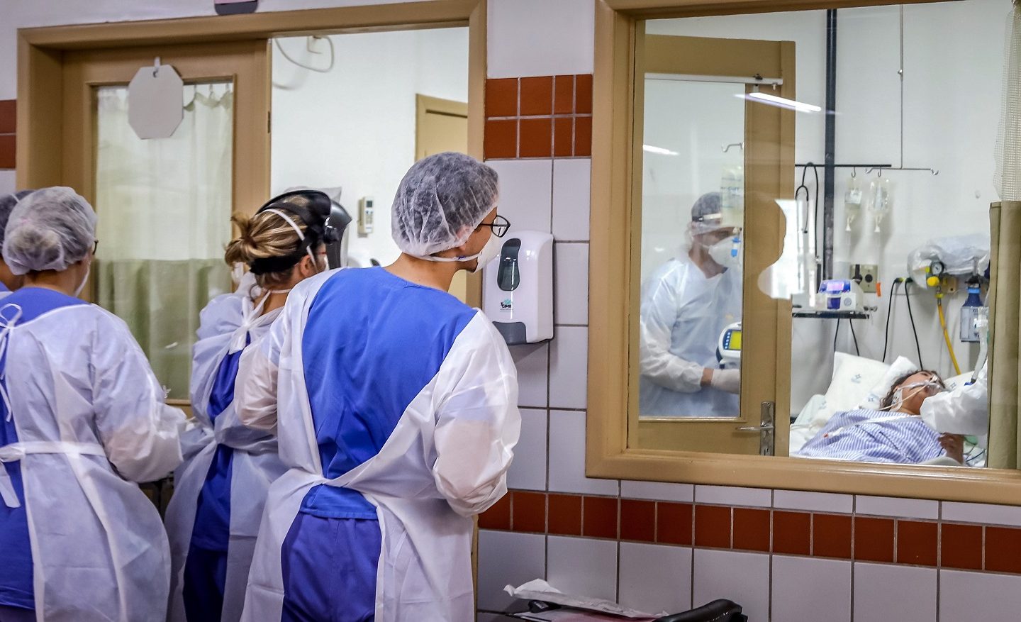 Paciente é atendido na UTI do Hospital da Santa Casa de Misericórdia de Porto Alegre. A ocupação de leitos aumentou em dezembro e atingiu a marca máxima desde o início da pandemia no Rio Grande do Sul. Foto Silvio Avila/AFP. Dezembro/2020