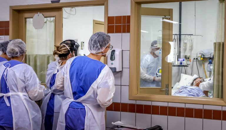 Paciente é atendido na UTI do Hospital da Santa Casa de Misericórdia de Porto Alegre. A ocupação de leitos aumentou em dezembro e atingiu a marca máxima desde o início da pandemia no Rio Grande do Sul. Foto Silvio Avila/AFP. Dezembro/2020