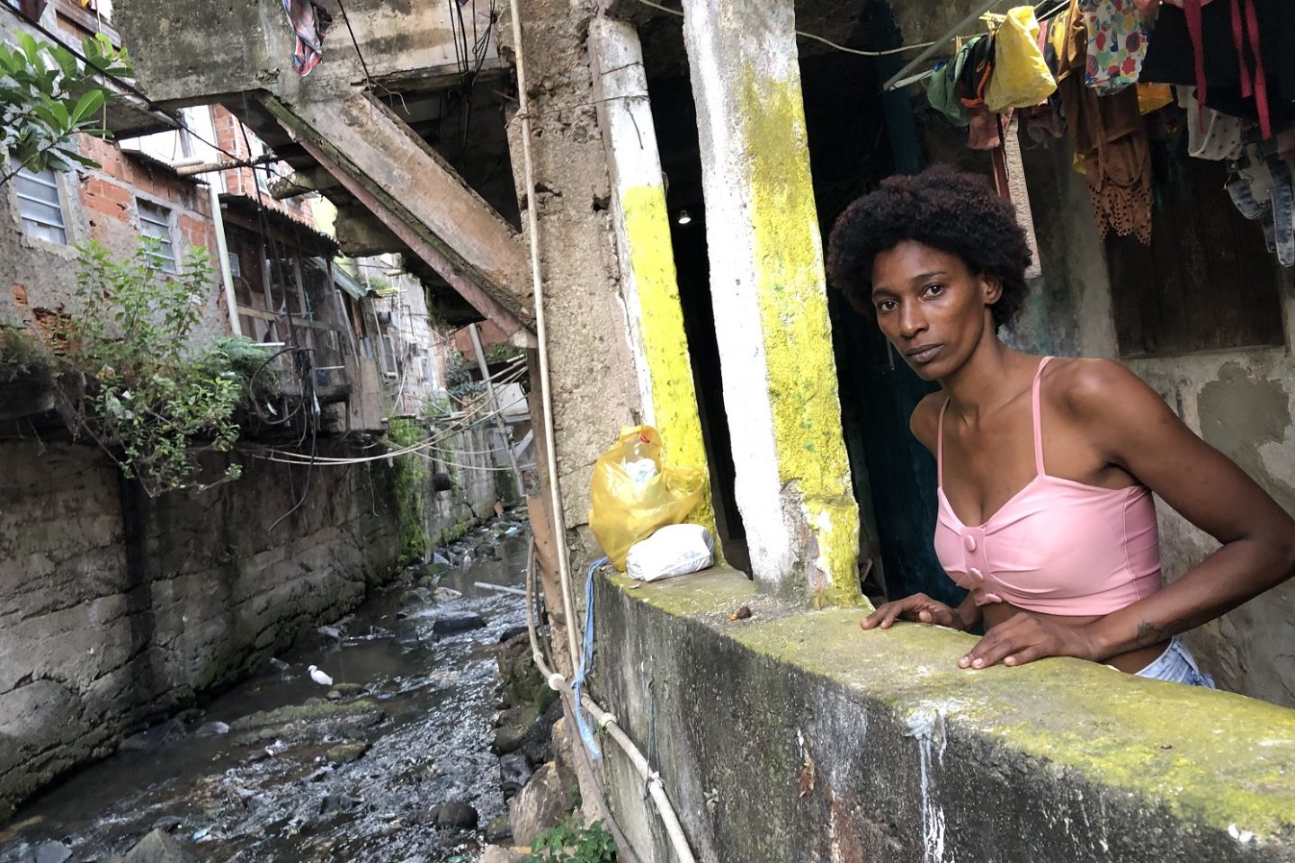 Carla Cristina diz que em dias de chuva o rio transborda e alaga a casa: "Não temos escolha". Foto Igor Soares