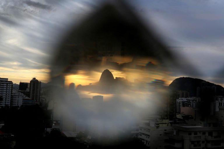 Toda janela é tela de TV. Entretenimento. A vida, porém, insiste. Quer mais vida. Persevera. Rotinas, gestos, sons fazem com que um dia jamais seja igual ao outro. Foto Custódio Coimbra