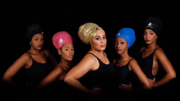 O carro-chefe da empresa "Da Minha Cor", de São Paulo, são as toucas de natação para cabelos crespos ou cacheados. Foto Reprodução do WhatsApp