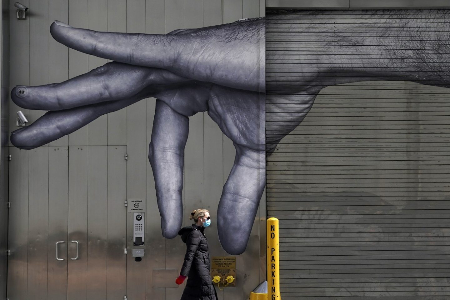 Um mural em Nova York e a criatividade do fotógrafo em tempos de angústia e mistério por conta da pandemia. Foto Timothy A. Clary/AFP. Maio/2020