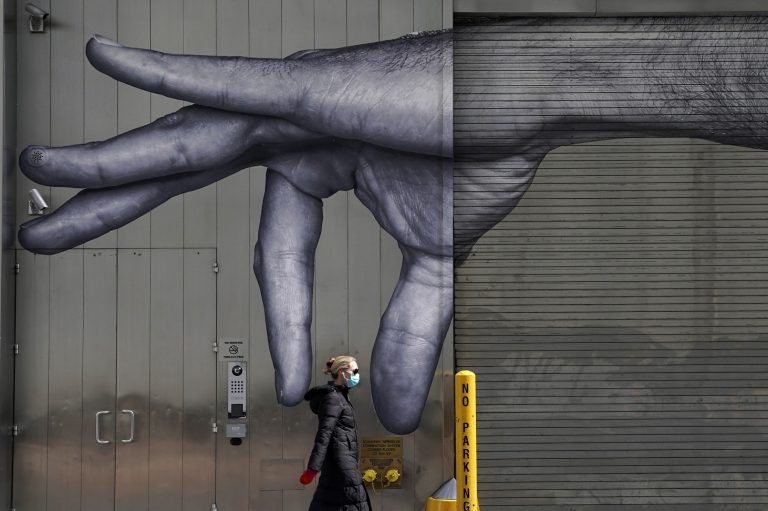 Um mural em Nova York e a criatividade do fotógrafo em tempos de angústia e mistério por conta da pandemia. Foto Timothy A. Clary/AFP. Maio/2020